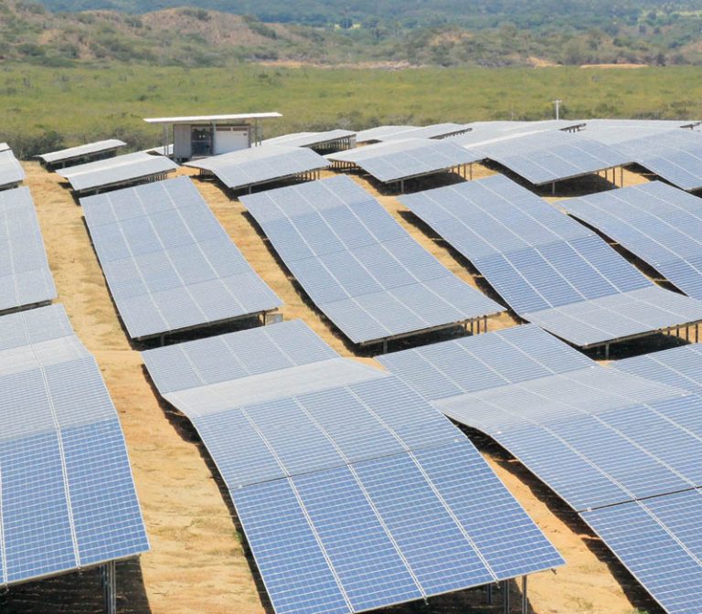Auf dem Bild sieht man einzelne Photovoltaik Modulereihen des Solarparks Montecristi in der Dominikanischen Republik.