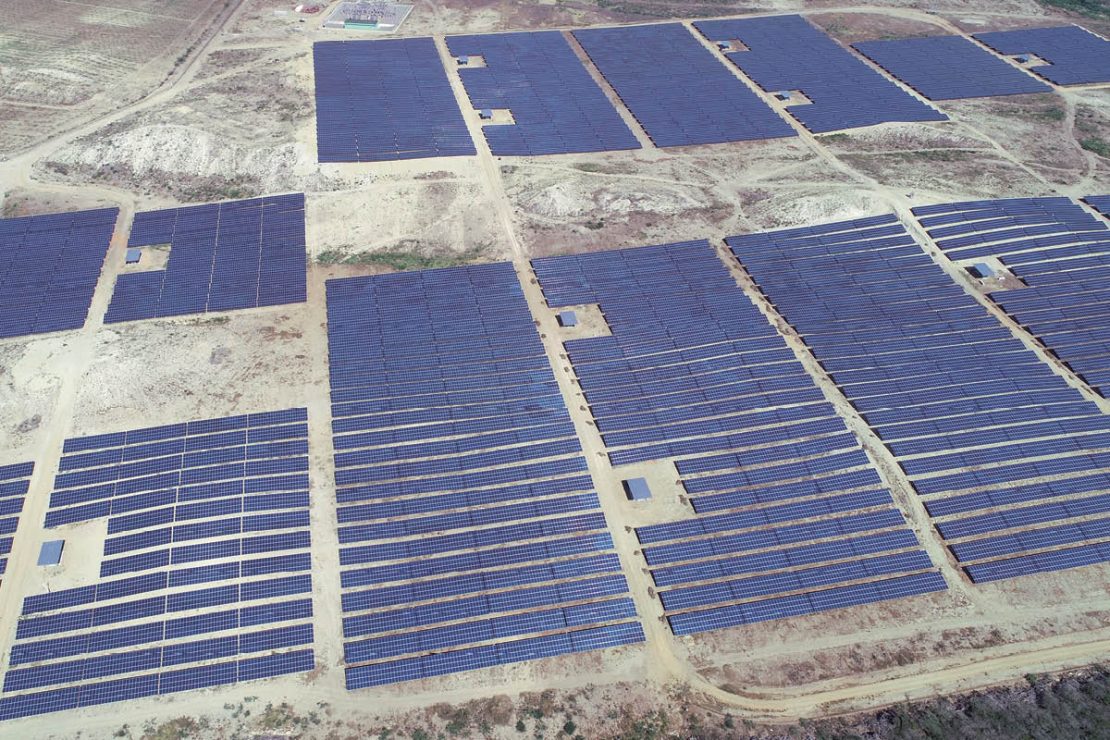Auf dem Bild sieht man die Photovoltaik Module des gesamten Solarparks Montecristi in der Dominikanischen Republik von oben.