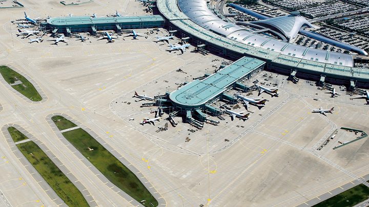Das Bild zeigt den Flughafen Incheon in Korea aus der Vogelperspektive.