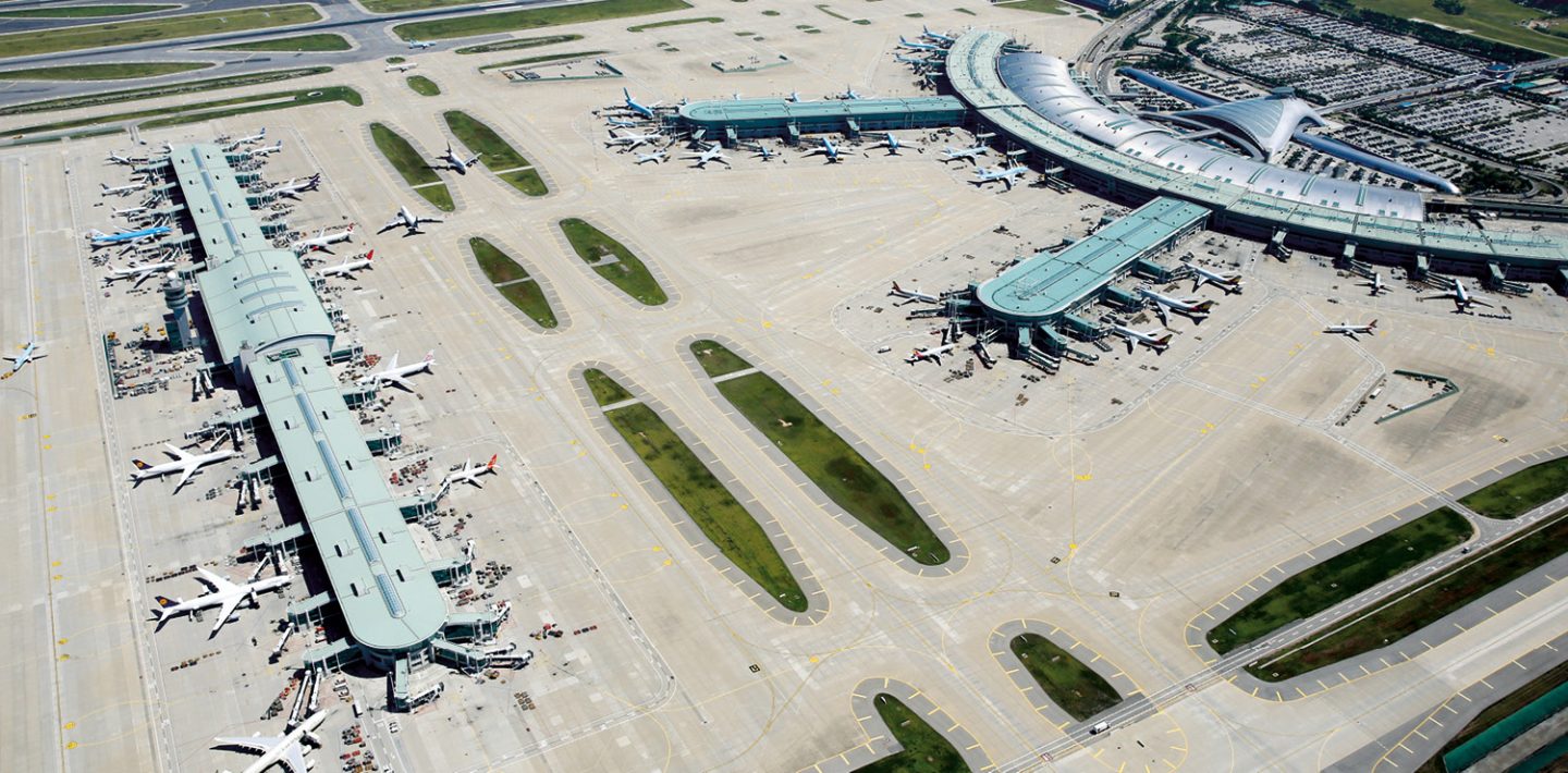 Das Bild zeigt den Flughafen Incheon in Korea aus der Vogelperspektive.