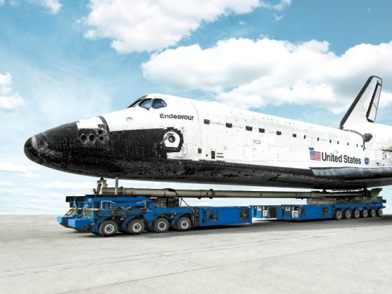 Auf dem Bild sieht man das amerikanische Spaceshuttle „Endeavour“ wie es auf den modularen Schwerlasttransporter der TII Group transportiert wird.
