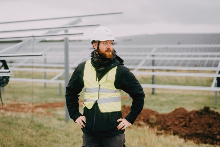 Auf dem Bild zu sehen ist ein Mitarbeitender der Firma MaxSolar, die derzeit den Bürger-Solarpark in Bundorf eröffnet.