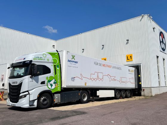 Das Bild zeigt einen LAPP LKW beim Beladen vor dem LAPP Logistikzentrum