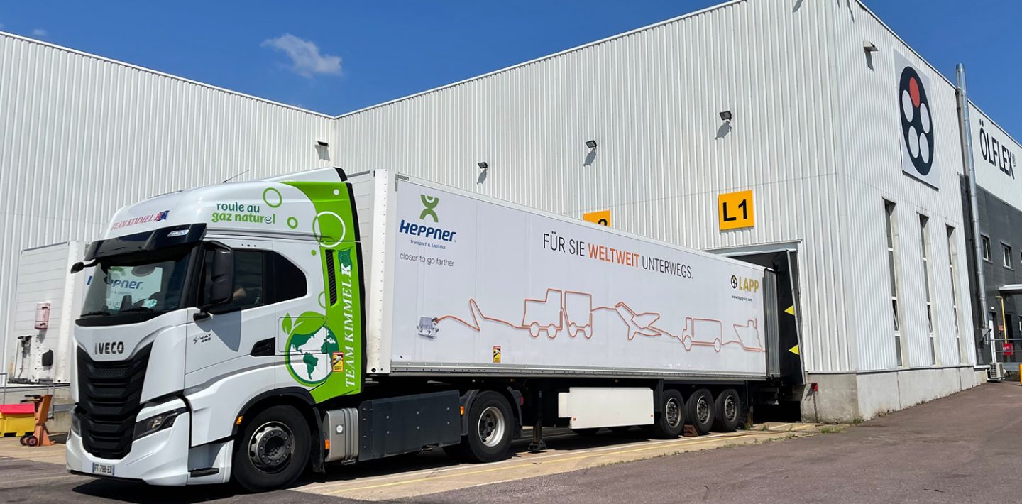 Das Bild zeigt einen LAPP LKW beim Beladen vor dem LAPP Logistikzentrum.