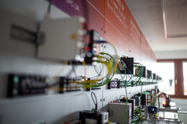 Industrielle Kommunikation von LAPP an einem Automatisierungsmodell mit vernetzten Sensoren, Aktoren, Leitungen und Netzwerkkomponenten für den Datenweg in die Cloud.