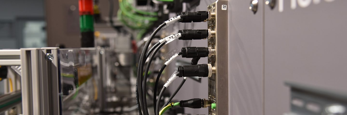 Industrielle Kommunikation von LAPP mit EPIC M12 Steckverbindern und UNITRONIC ACCESS MP08 IO-Link-Master zur dezentralen Sensoranbindung.