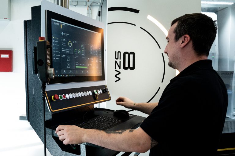 With its high level of automation and flexibility, the WZS 8 REINECKER meets the requirements of modern production environments.