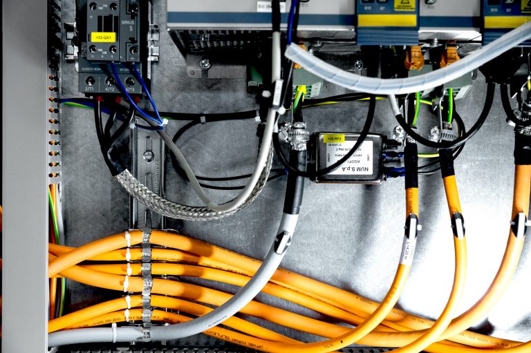 To ensure high process stability and precision, Ulmer relies on reliable servo assemblies from LAPP Harnessing Solutions for the WZS 8 REINECKER.