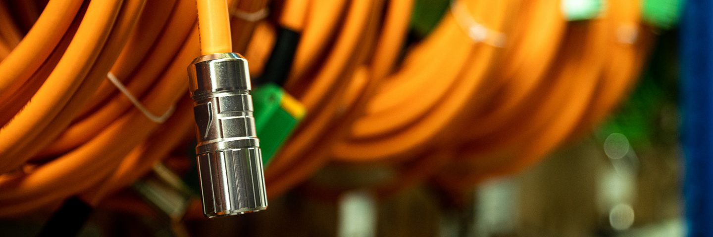 Dank lagerhaltiger Servokonfektionen kann Ulmer Leitungen im Servicefall sofort tauschen – die Maschine ist in kürzester Zeit wieder produktiv.