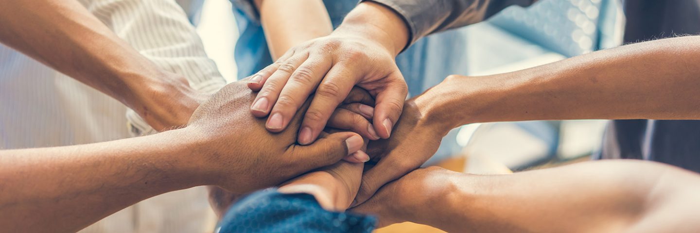 Hände symbolisieren Zusammenhalt und Stärke